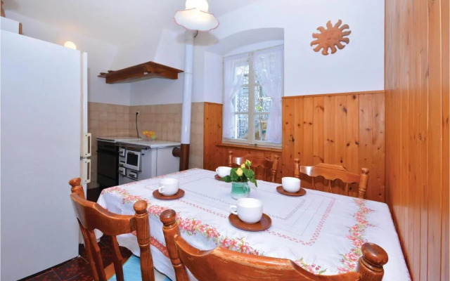 Three-Bedroom Apartment with a Fireplace in Stari Grad
