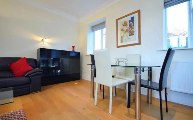 8 Angel Yard, Midhurst