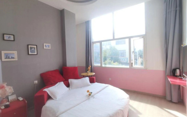 Yiliang Yuwang Theme Hotel