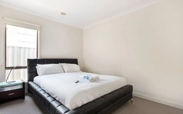 5br Luxury House 20 Min To Cbd Spacious Living