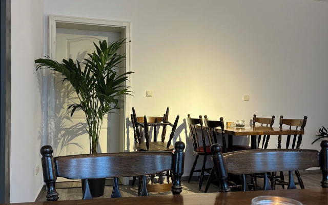 Passage 84 - Hotel & Café