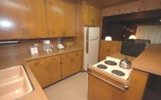 RedAwning Cabin #22B Bradleys Cabin