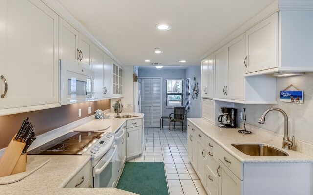 Inlet Reef 213 2 Bedroom Condo by RedAwning