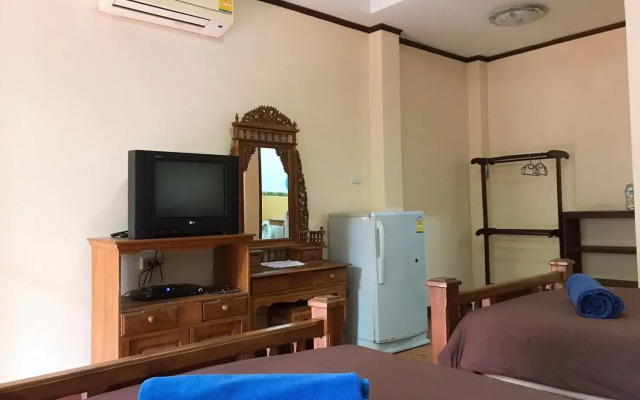 Jungle Hut Bungalows & Hotel