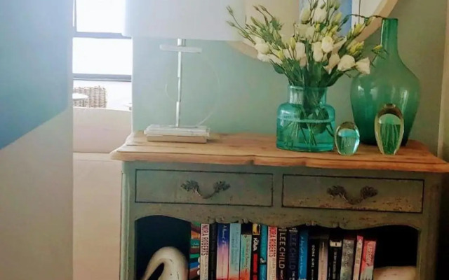 The Sun,Whales and Waves seafront apartment