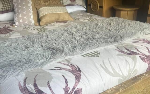 Bridie Rose - hot tub Extra Charge Exotic Animals