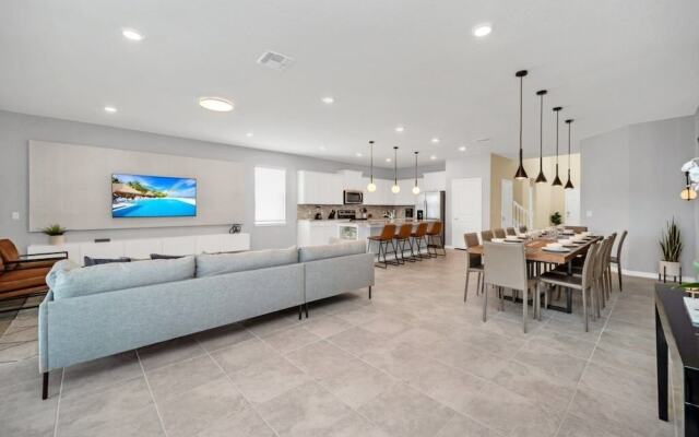 2089elcir 8 Bedroom Villa by RedAwning