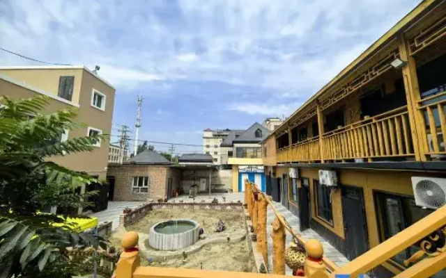 Heqian Yuexia Homestay (Ili River Valley Scenic Area)