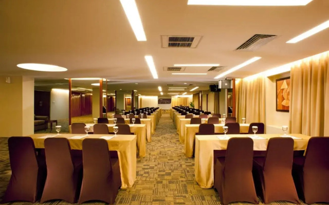 Grand Tropic Suites Hotel