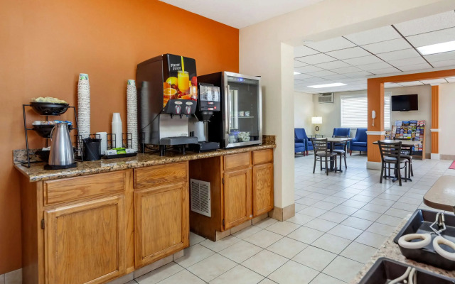 Econo Lodge Hays I-70