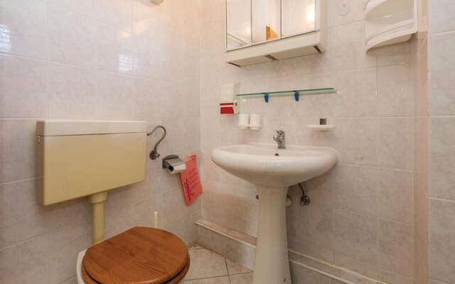 Beautiful Home in Zbandaj With Wifi and 2 Bedrooms