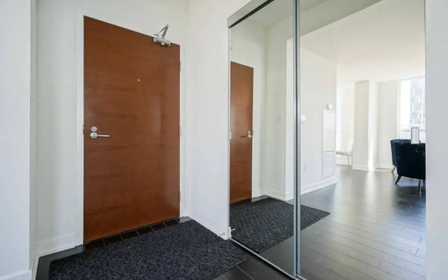 Hydewest - Capreol Luxury Furnished Penthouse Apartment