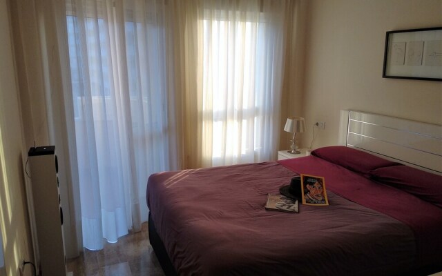 Apart. con piscina frente al mar