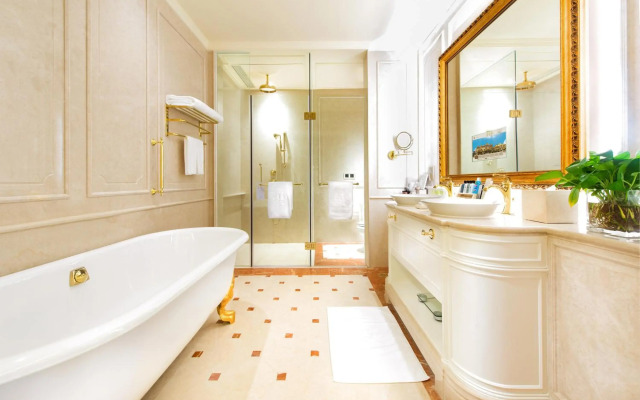 Legend Palace Hotel
