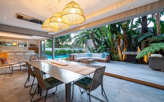 Amara Lincoln - 100m From Camps Bay Beach