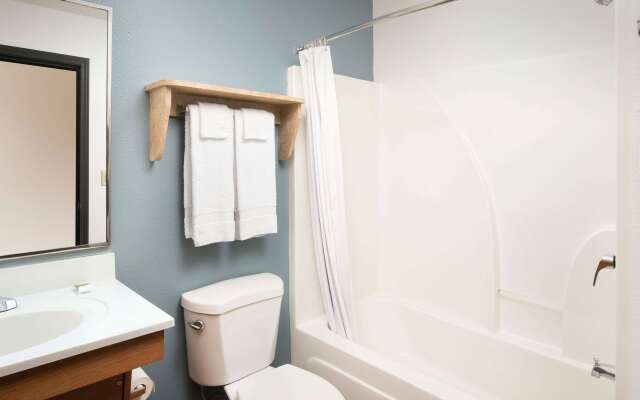 Extended Stay America Select Suites - Cleveland - Airport