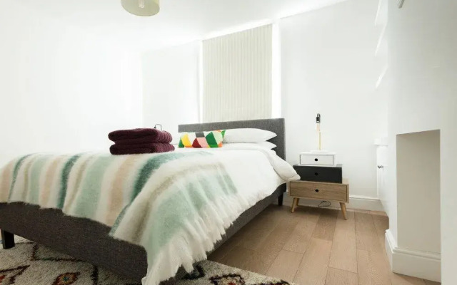 The Navy Court - Scandinavian Inspired 4Bdr Central Home