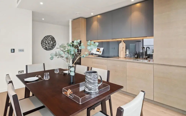 Stunning two Bedroom Docklands Apartment With Balcony