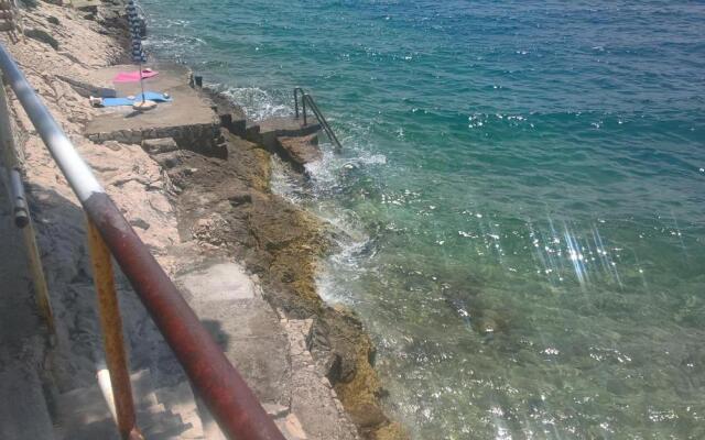 Drvenik, Apartman 1m from sea