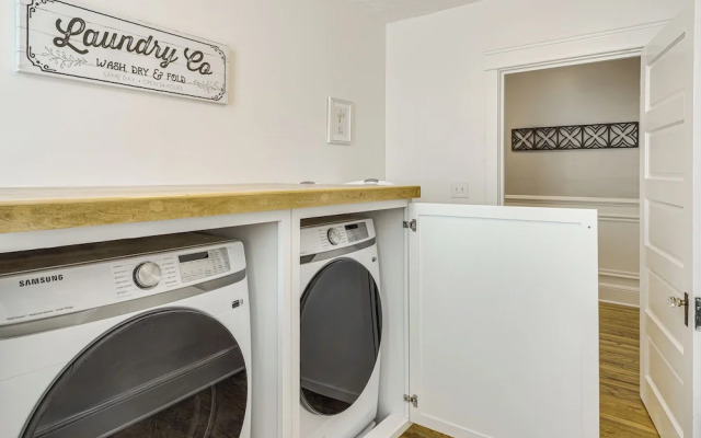 Lebanon Retreat: Decks, Fire Pit & Yard