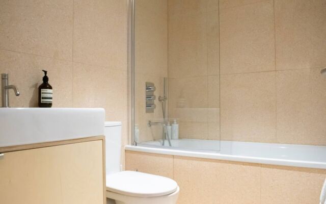 Stunning Canal Side 3 Bedroom House in East London