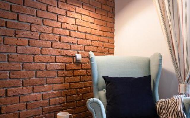 Old Town Courtyard Apartment with private parking