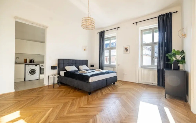 Rochus Stylish Stays
