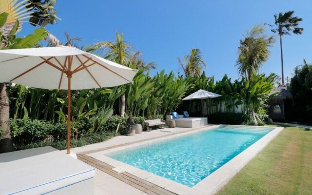 Amazing Villa With Pool and Huge Lawn