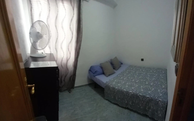 habitación pequeña en piso compartido con 2 adultos y 1 perrito
