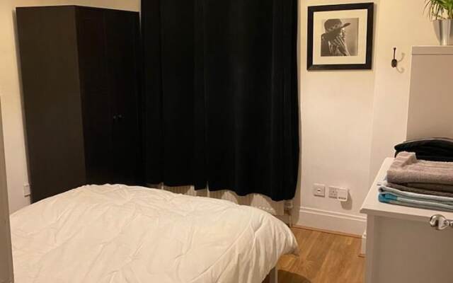 1 Bedroom Flat in Well Connected Part of London