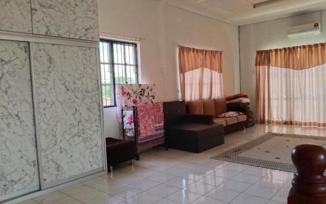 Homestay YatiMizi (Bungalow Station 18, Ipoh)