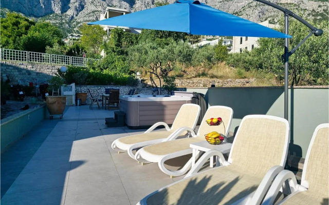 One-Bedroom Apartment Makarska with Sea View 04
