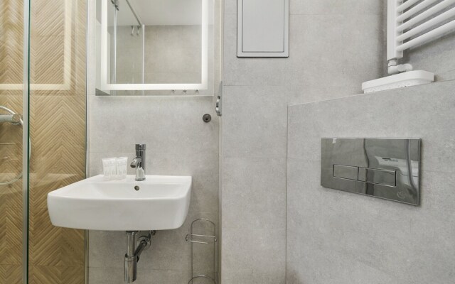 Charming Apartment Fabryczna by Renters