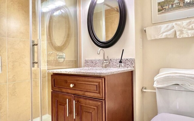 Cozy Home in Richmond Hill with Free Parking