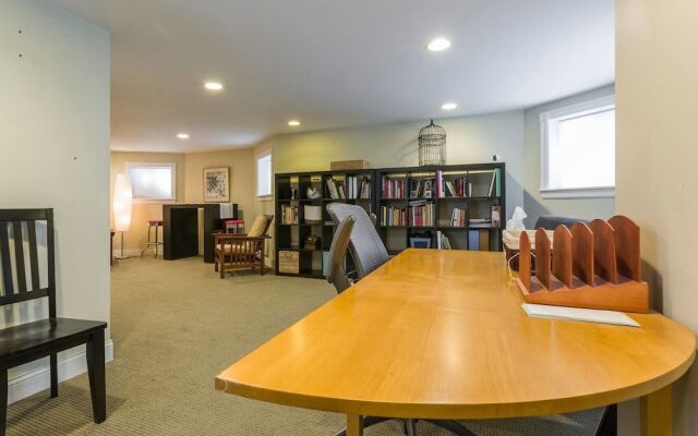 Spacious Split-level Apartment - Great for Groups