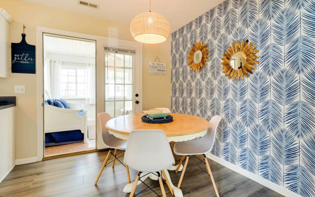 Oak Island Hideaway Hut ~ 1 Mi to Long Beach!