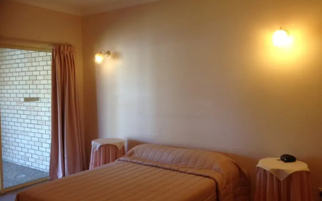 Private Canal Duplex with Pontoon - Oleander Drive, Bongaree