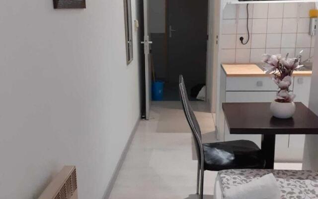Apparthotel Area, Studios avec Salles de bains et kitchenettes privatives et Chambres avec cuisine et salle de bains communes