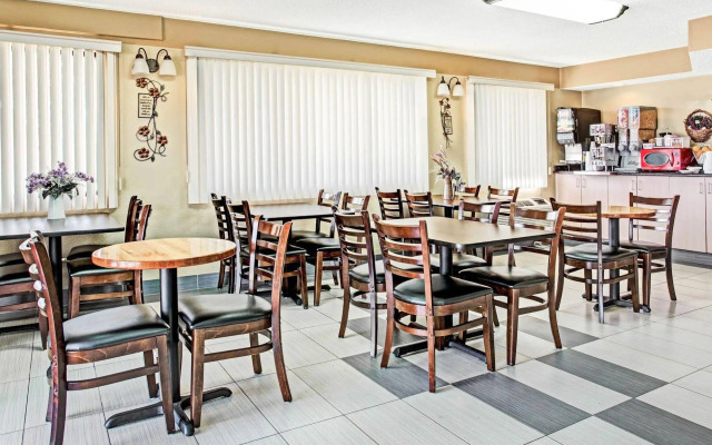Knights Inn Aurora