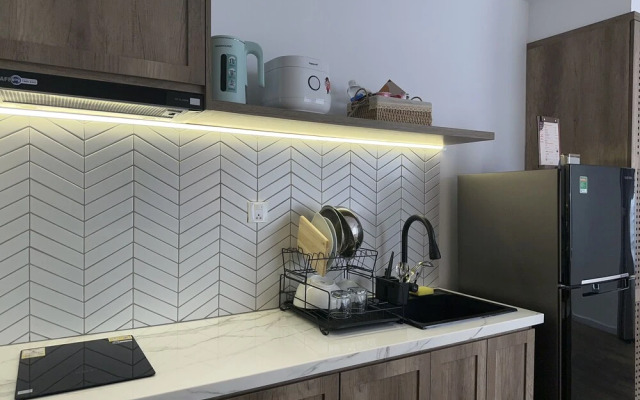 Kin Wander Tan Phong, The Moonage