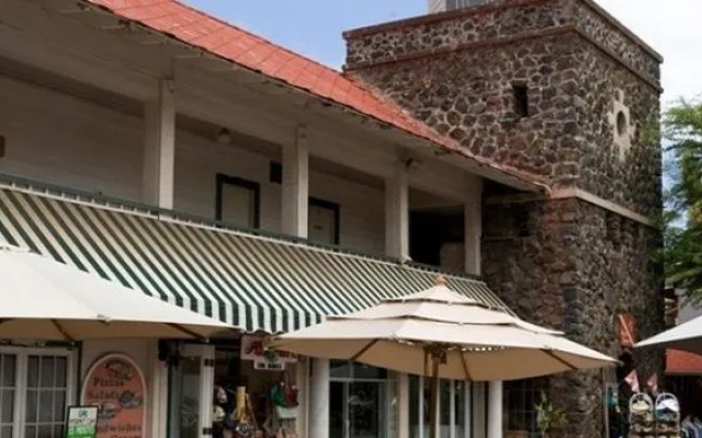 Uncle Billy's Kona Bay Hotel