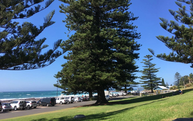 Shellharbour Beach Cottage - walk onto Patrolled beach with flags in summer