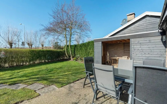 Bungalow Near Sint Maartenszee Beach