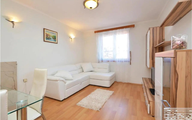 Three-Bedroom Apartment in Prigradica