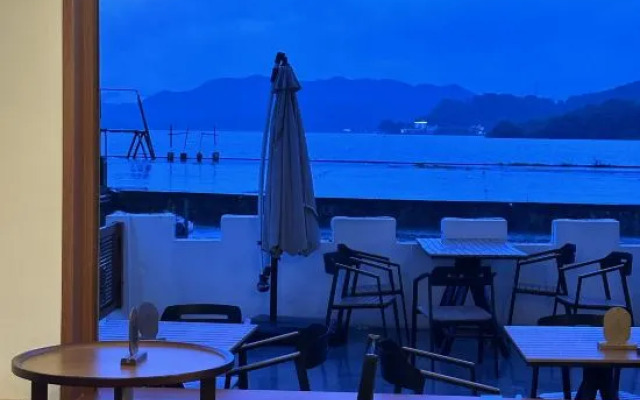 Find a Lighthouse Lake View B&B