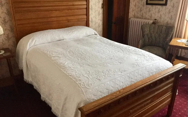 Bread & Roses Inn