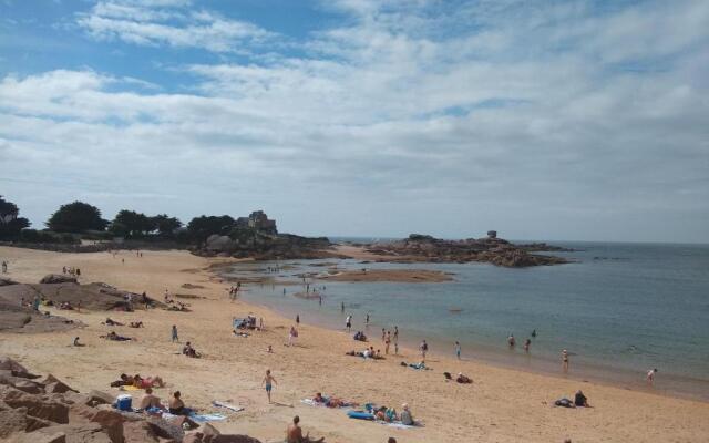 Comfortable Bungalow, Pink Granite Coast