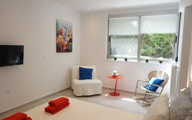 Comfy-Bright Studio Hilton Hotel Area