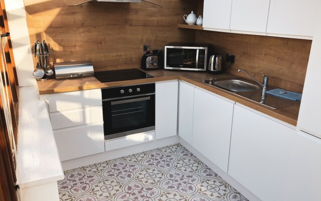 Hookless Holiday Homes