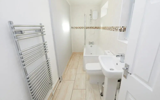 2 Bed Derby House- Parking - Rolls Royce